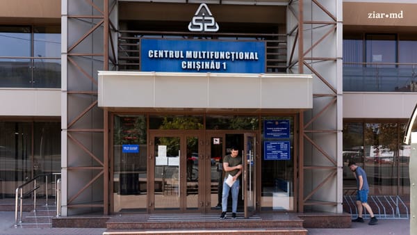 Mii de moldoveni s-au programat pentru a-și perfecta cărți de identitate de model european