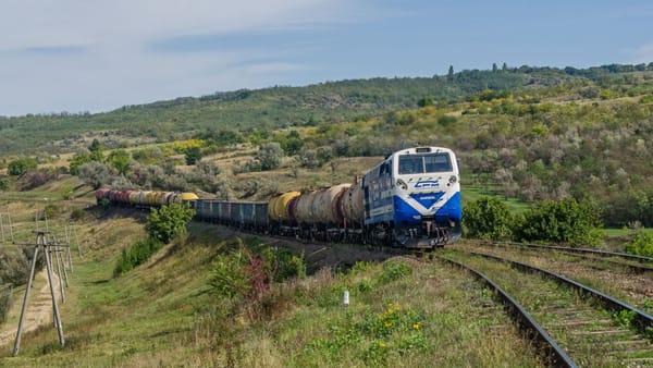 Feroviarii au început să-și ridice salariile pentru septembrie. CFM va primi încă un lot de motorină de la stat
