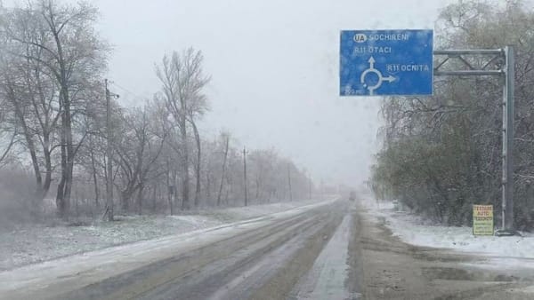 În mai multe zone din țară continuă să ningă. Drumarii intervin cu material antiderapant