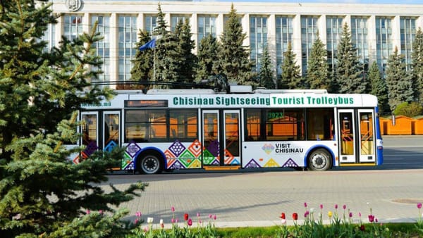 În atenția locuitorilor și oaspeților capitalei! Troleibuzul turistic nu va circula în acest weekend
