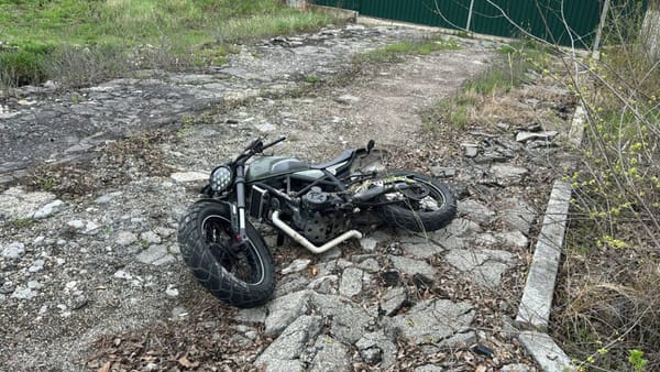 Tragedie la Ialoveni. Un băiat de 18 ani a murit după ce s-a tamponat cu motocicleta într-un copac