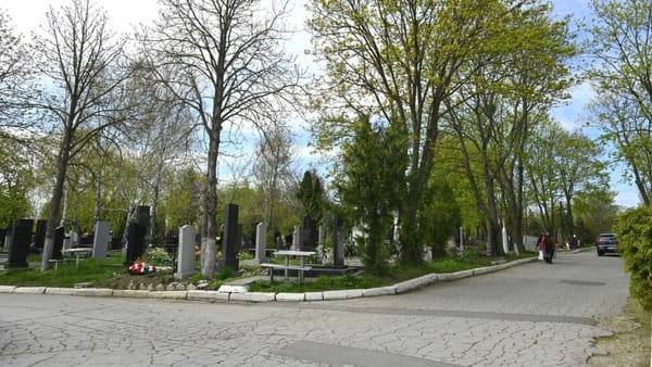 În capitală au loc pregătiri pentru Paștele Blajinilor. Spre cimitire vor circula 80 de unități de transport public