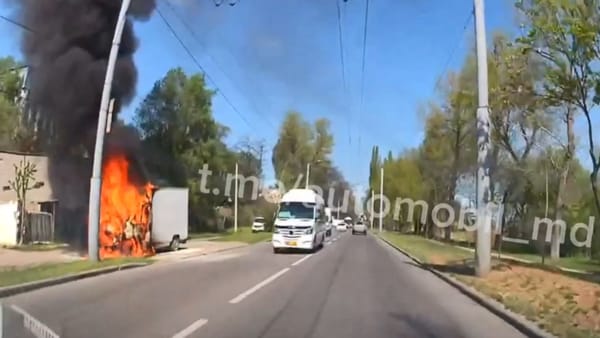 VIDEO/ Incendiu pe șoseaua Muncești. Un microbuz a fost cuprins de flăcări
