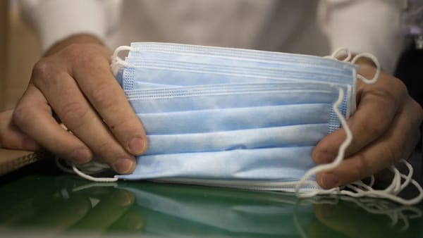 Autoritățile vor vinde cu preț redus 50.000 de măști medicale, procurate în timpul pandemiei
