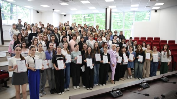 Patruzeci de elevi au fost premiați în cadrul Olimpiadei la Limba și literatura română