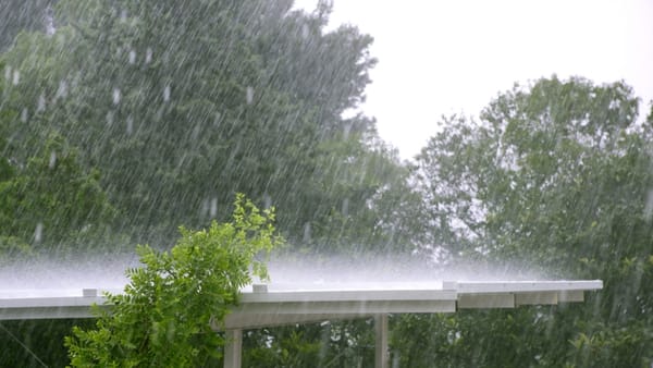 Vremea se schimbă radical. Meteorologii anunță ploi și înghețuri