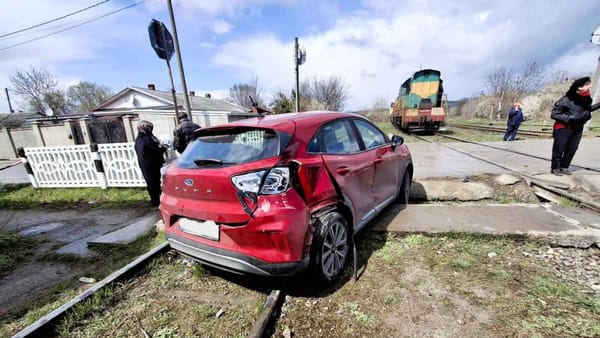 Accident feroviar la Bălți. O mașină a fost lovită de tren