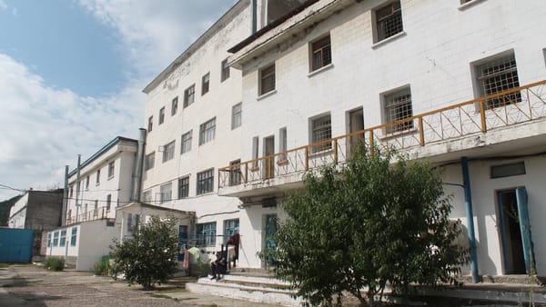 Conducerea Penitenciarului nr. 17, suspendată în urma anchetei privind eliberarea unor deținuți pe viață