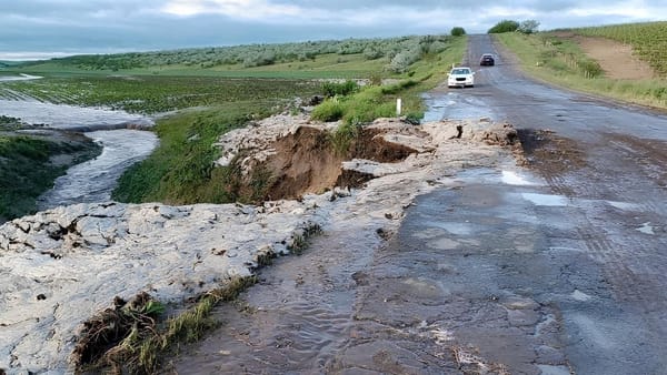 O porțiune de drum din sudul țării, inundată în urma ploilor puternice. Poliția recomandă prudență sporită