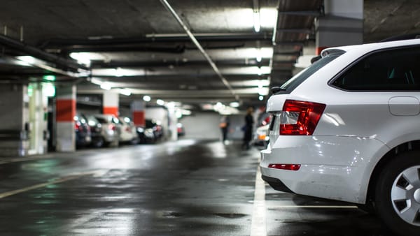 Dezvoltatorii imobiliari vor putea amenaja mai multe parcări subterane și spații verzi. Proiect aprobat de Guvern