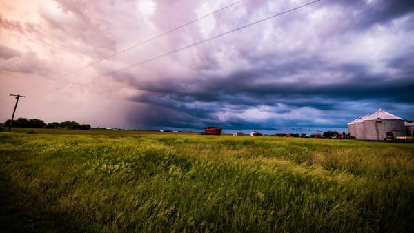 Descărcări electrice, grindină și vijelie. R. Moldova se află sub cod galben de instabilitate atmosferică