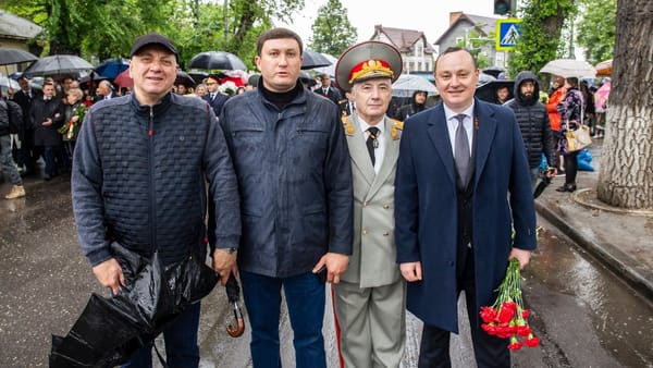 „Mâine voi merge și voi da explicații”. Ce spun deputații citați de Poliție după ce au purtat panglica negru-oranj