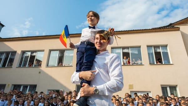 Ultimul clopoțel răsună astăzi în sute de școli din R. Moldova