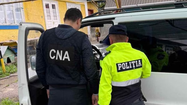 Percheziții în nordul țării. Doi polițiști din Drochia au fost reținuți în dosare de corupție sistemică