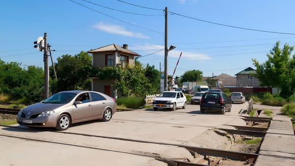 Treizeci de treceri la nivel cu calea ferată vor deveni nedirijate. Recomandări pentru șoferi