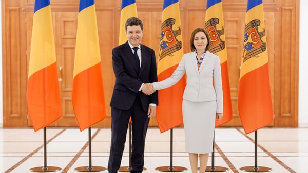 Președintele României, în vizită oficială în R. Moldova: A fost întâmpinat cu onoruri militare la Președinție