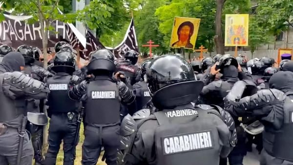 Peste zece polițiști și carabinieri, agresați la manifestațiile din Chișinău. MAI condamnă actele de violență