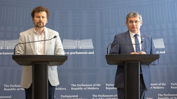 Elevii din țară vor primi un ajutor unic în valoare de 1.000 de lei pentru a se pregăti de noul an școlar