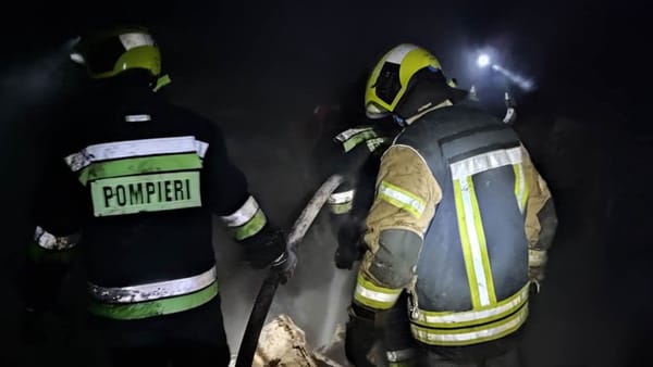 Incendiu într-un bloc din capitală. Flăcările ar fi izbucnit din cauza imprudenței în timpul fumatului