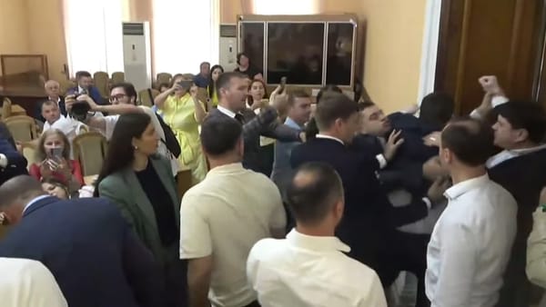 Îmbrânceli la Primărie. Consilierii s-au certat din cauza organizării unui campionat de kickboxing în capitală