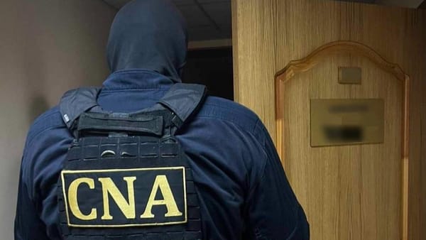 O rudă apropiată a Șefului Biroului Vamal Centru a fost reținută pentru complicitate la coruperea pasivă