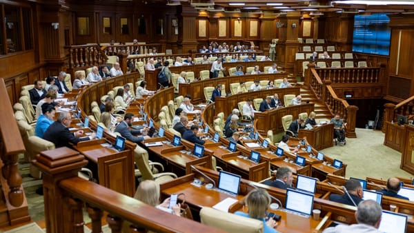 Parlamentul a votat în prima lectură „măsuri de consolidare a independenței media și protecției interesului public”