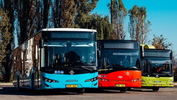 Vehiculele destinate transportului public nu vor mai fi obligate să utilizeze plăcuțe galbene