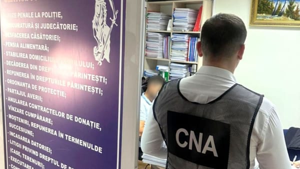 Avocat din capitală, reținut pentru 72 de ore. A fost prins în timp ce primea o mită de 10.000 de euro