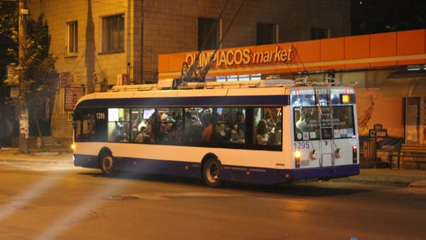 În acest weekend, patru rute de transport public din capitală vor circula până după miezul nopții