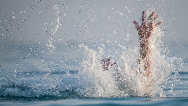 Doi copii - la un pas de înec. Ambii au intrat nesupravegheați în iazul orășenesc din Orhei