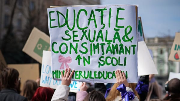 SONDAJ/ Cât de deschiși sunt moldovenii față de introducerea educației sexuale în școli