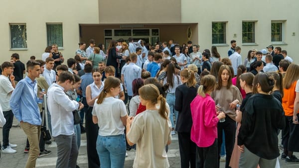 A început sesiunea de bacalaureat 2025. Elevii alolingvi susțin examenul la Limba și literatura română