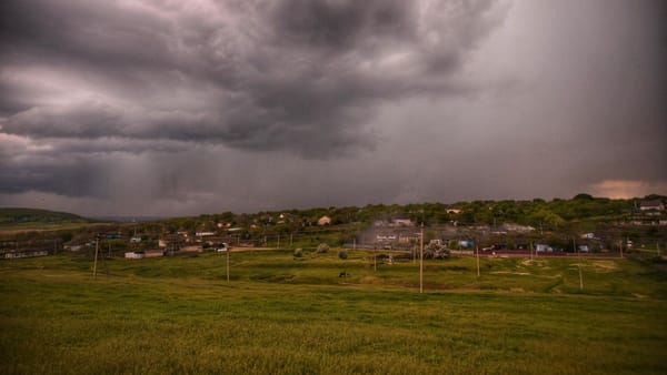 Cod galben de instabilitate atmosferică în aproape toată țara. Se așteaptă ploi cu descărcări electrice