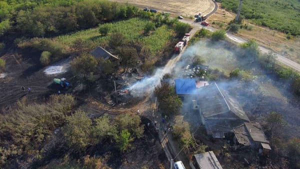 Incendiu de vegetație uscată în raionul Căușeni: Flăcările au distrus 25 de hectare de teren și trei locuințe părăsite