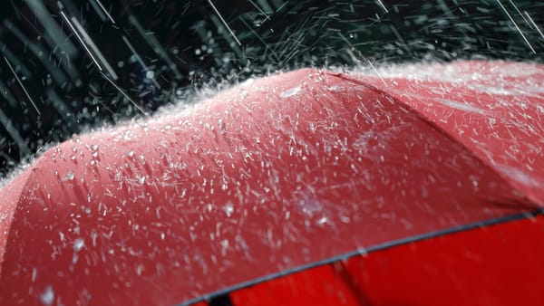 Cod galben de instabilitate atmosferică. Meteorologii prognozează ploi cu descărcări electrice, grindină și vijelie