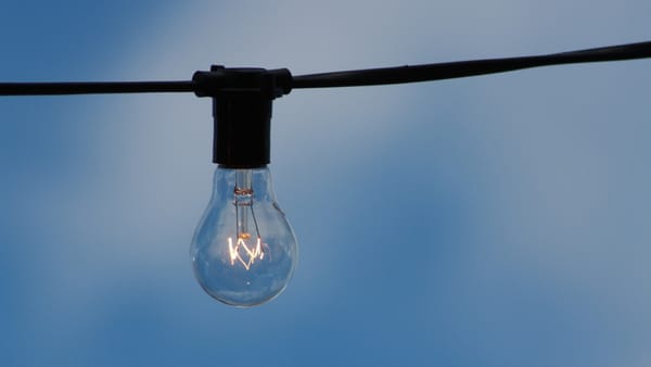 Energia electrică se ieftinește. Tarifele aprobate de ANRE