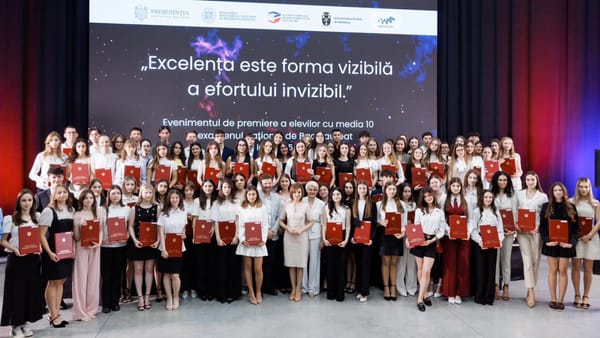 Absolvenții cu 10 pe linie la examenul de bacalaureat au fost premiați de conducerea țării - FOTO