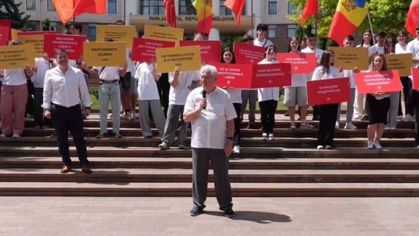 Comuniștii și socialiștii au părăsit ședința plenară pentru a protesta în fața Parlamentului