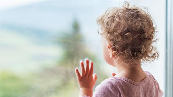 Un copil a fost spitalizat în stare gravă după ce a căzut de la etajul patru al unui bloc de locuit din Bălți