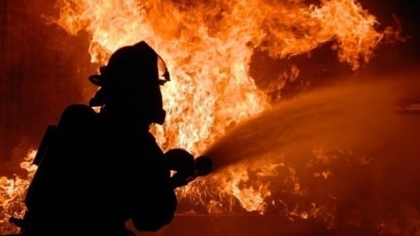 Incendiu într-un bloc de locuit din capitală. Pompierii au evacuat 18 persoane