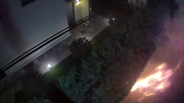 Persoane necunoscute au aruncat explozibil în ograda primarului PAS din Stăuceni. Reacția formațiunii