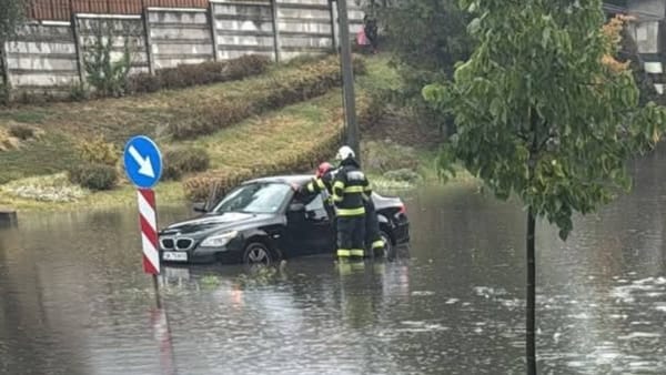 Furtuni violente la București și în orașe din 18 județe ale României: Trei persoane au murit, iar patru au fost rănite