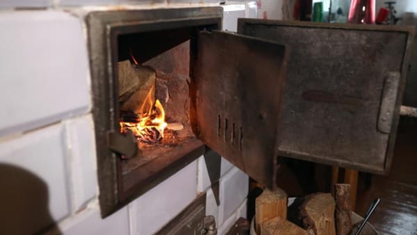 Peste 60% din locuințele din țară sunt încălzite cu sobe pe lemne și cărbune. Soluții pentru reducerea emisiilor de carbon