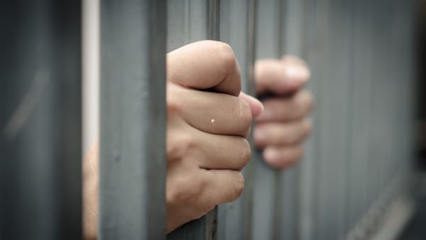 Arest preventiv pentru una dintre persoanele învinuite că ar fi aruncat explozibil în curtea primarului de Stăuceni