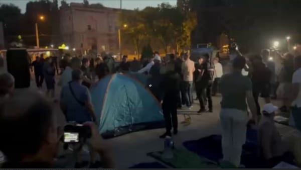 Șaizeci și nouă de persoane au fost escortate la Poliție după protestul neautorizat de ieri