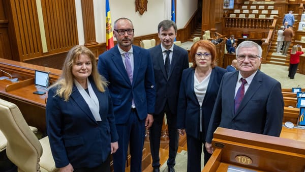Judecătorii Curții Constituționale au depus jurământul. Domnica Manole, aleasă în calitate de preşedintă a CC