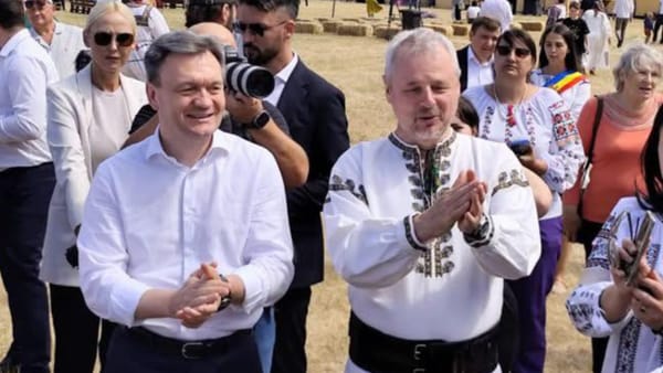 Premierul și ministrul Culturii de la Chișinău, decorați cu ordine de către Volodimir Zelenski