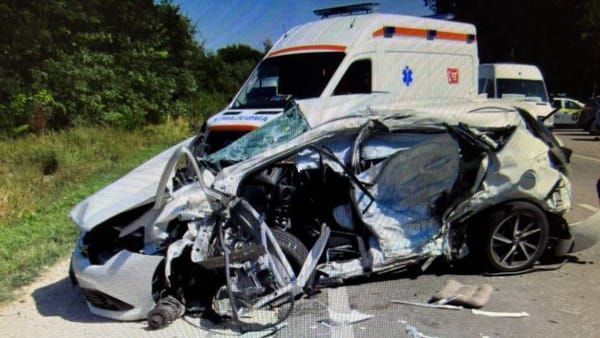 Accident grav la Strășeni. O tânără de 24 de ani a decedat, iar un tânăr de 18 ani a ajuns la spital