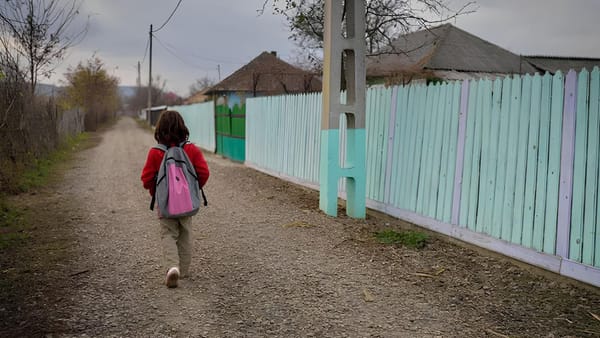 Rata abandonului școlar, în scădere. Cum sunt motivați elevii din rândul comunității rome din R. Moldova