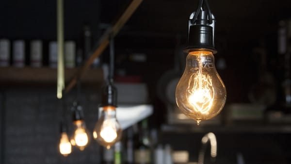 Energocom a anunțat cantitatea și prețul de achiziție a energiei electrice în luna august